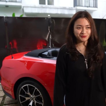 Usai Lepas Hijab, Nathalie Holscher Pamer Mobil Sport Baru Seharga Miliaran