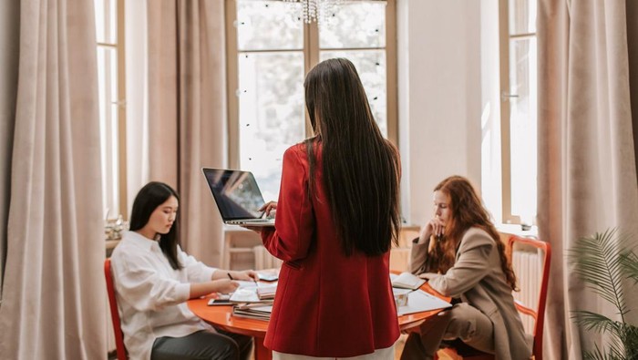 Pemimpin Perempuan Saling Mendukung Sesama/ Foto: pexels.com/Vlada Karpovich