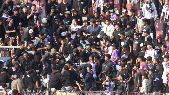 Sebanyak 25 suporter Arema FC yang hadir di markas Persik Kediri, Stadion Brawijaya dipulangkan. Polisi mengungkapkan kronologi suporter yang menyusup ketahuan.