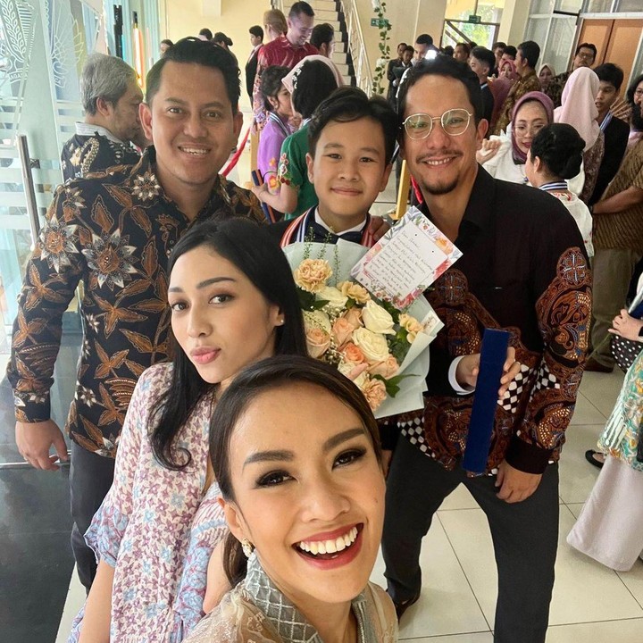 <p>Melanie Putria Dewitasari telah lama bercerai dengan Angga Puradiredja. Namun kebersamaan mereka masih berlanjut demi sang anak, Sheemar Rahman Puradiredja. Belum lama ini, keduanya hadir bersama pasangan masing-masing di acara kelulusan Sheemar. (Foto: Instagram @sheemar_rahman)</p>