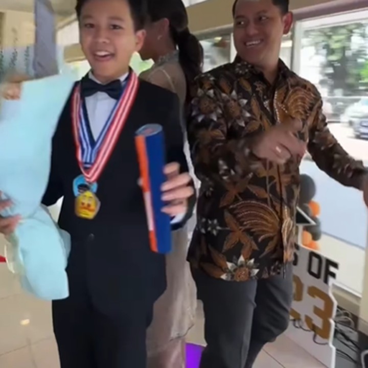 <p>Kebahagiaan juga dirasakan oleh Sheemar. Ia sangat bersyukur memiliki keluarga yang selalu memberikan dukungan. <em>"My inner circle. They’re my life time unconditional support system. Thank you,"</em> tulisnya. (Foto: Instagram @sheemar_rahman)</p>
