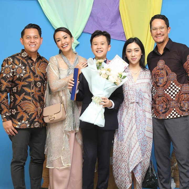 <p>Kebersamaan mereka langsung menjadi sorotan netizen, Bunda. Warganet memuji Melanie dan Angga yang tetap akur meski sudah memiliki pasangan masing-masing.<em> "Love this moment. akur2 n bahagia kalian semua ya demi sheemar,</em>" ucap akun @ola_o**** (Foto: Instagram @sheemar_rahman)</p>