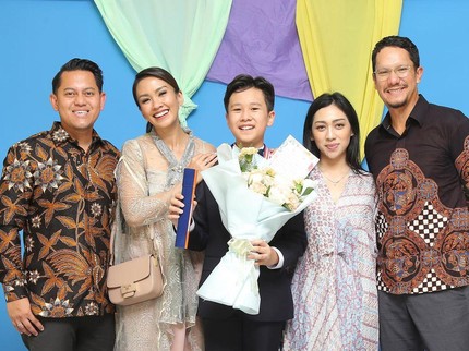 7 Potret Melanie Putria Kompak dengan Eks Suami di Wisuda Anak, Akur Bareng Pasangan Baru