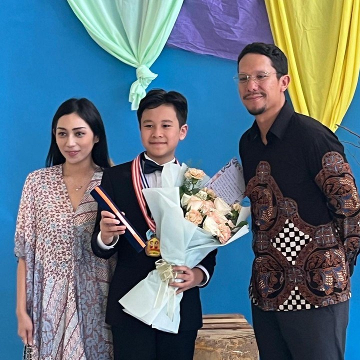 <p>Sementara itu, Angga Puradiredja juga sudah menggandeng pasangan baru yang bernama Ririn. (Foto: Instagram @sheemar_rahman)</p>