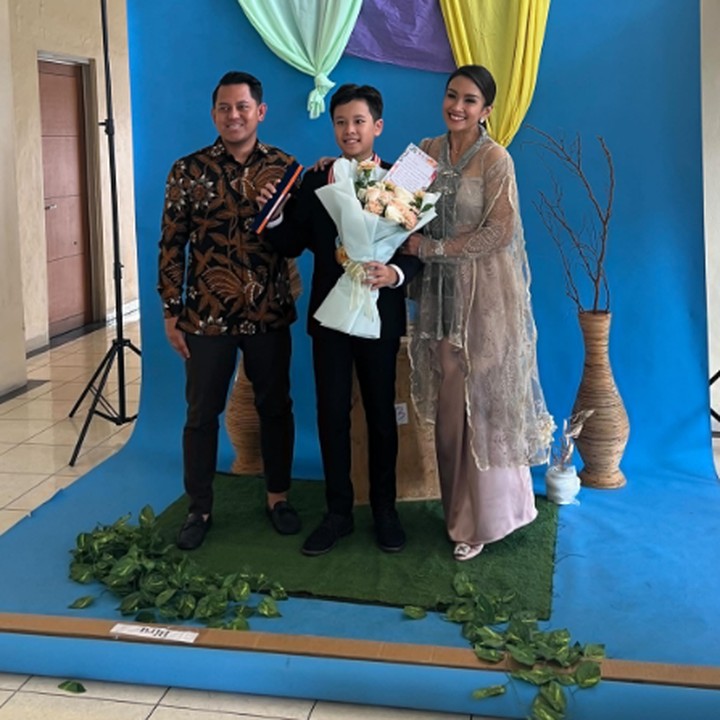 <p>Di kesempatan itu, Melanie tak lupa mengabadikan sejumlah potret bersama anaknya. Ia dan mantan suaminya bergiliran mengambil foto bersama Sheemar. (Foto: Instagram @sheemar_rahman)</p>