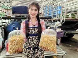 Viral! Wanita Cantik Ini Rela Merantau Demi Jualan Lengkuas di Pasar
