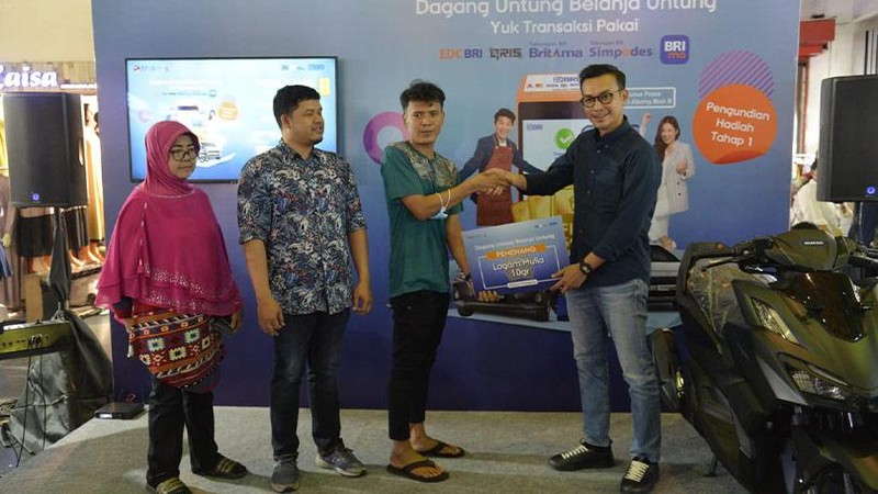 BRI menyelenggarakan Program Dagang Untung Belanja Untung (DUBU) khusus untuk pedagang dan pengunjung Pasar Tanah Abang Blok B, Jakarta.