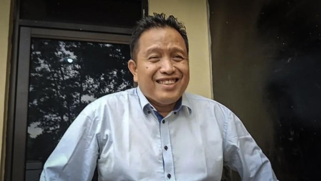 Mantan Bupati Muna, Sulawesi Tenggara, Laode Muhammad Rusman Emba dituntut hukuman 3 tahun 5 bulan penjara oleh jaksa KPK.