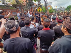Sengketa Lahan Pura, Ratusan Warga Geruduk PN Tabanan