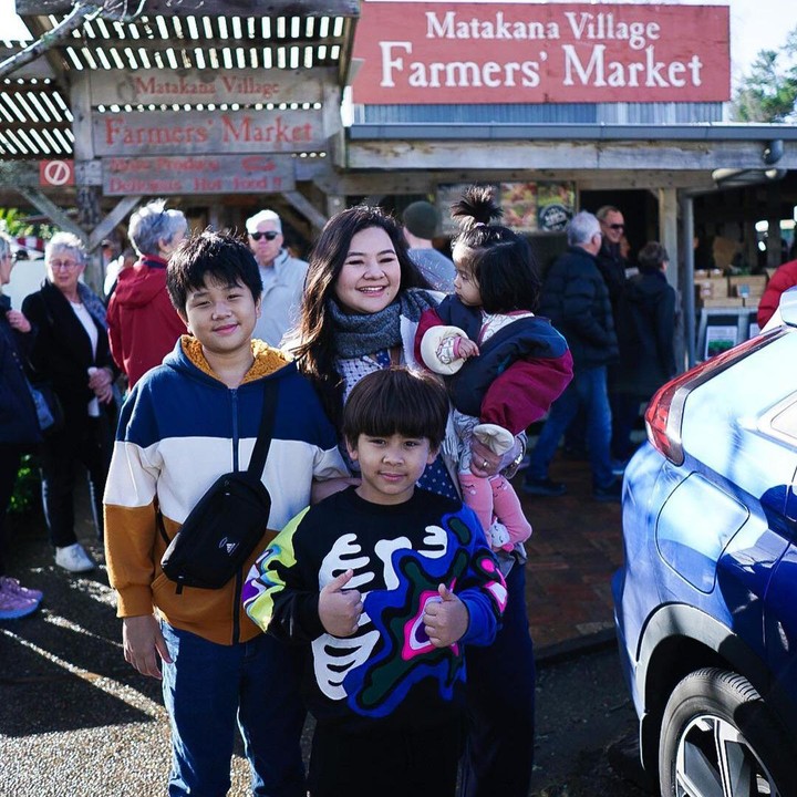 <p>Selama di sana, Eriska membawa anak-anaknya untuk mengunjungi pasar tradisional. Di sana, mereka juga terlihat mengunjungi beberapa booth jajanan. (Foto: Instagram @eriskarein)<br /><br /><br /></p>
