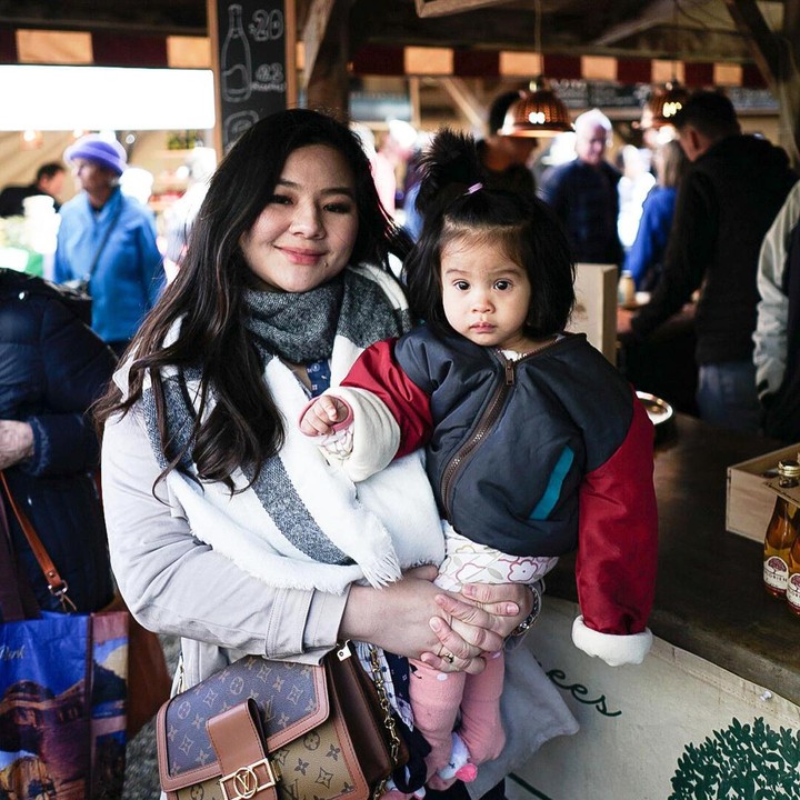 <p>Dalam potret-potret tersebut, Eriska terlihat <em>happy</em> meski harus memomong kedua anak-anaknya. <em>"With my baby girl mikhaila</em>," tulisnya dalam caption. (Foto: Instagram @eriskarein)<br /><br /><br /></p>