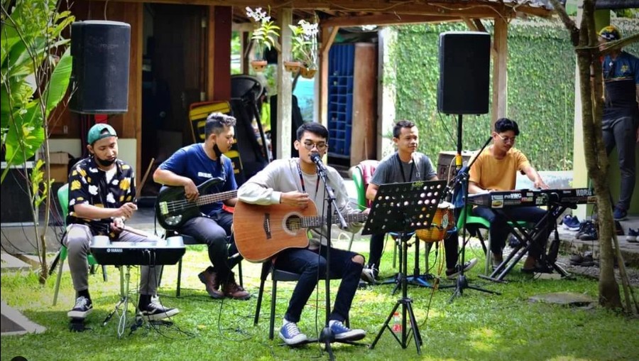 GildCoustic GildCoustic merupakan grup musik yang terdiri dari Gilga Sahid, Indra Setiawan dan Sufyan Baihaqi. Grup akustik yang biasa membawakan tembang pop Jawa ini berdiri pada 2017.