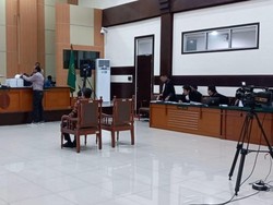 Haris Azhar Maju ke Meja Hakim di Tengah Persidangan, Jaksa: Tak Sopan!