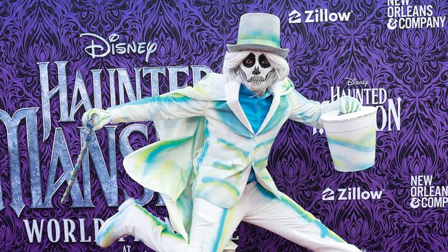 Sejumlah karakter Disney mengisi red carpet premier film Haunted Mansion karena para aktor pengisinya mogok kerja.