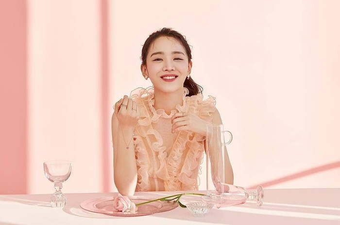 Hye Sun sendiri memulai karirnya sebagai artis sejak tahun 2013. Ia membintangi banyak drama hits, seperti My Golden Life, Stil 17, serta Angel’s Last Mission: Love. Ia juga beradu akting dengan Lee Jong Suk di The Hymn of Death./ Foto: instagram.com/shinh