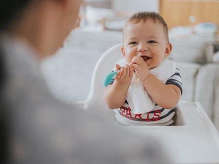 Baby Led Weaning vs Spoon Feeding, Mana Paling Baik? Ini Penjelasan Studi