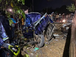 Peziarah Gagal ke Sunan Ampel Usai Mobilnya Tabrak 3 Pemotor di Suramadu