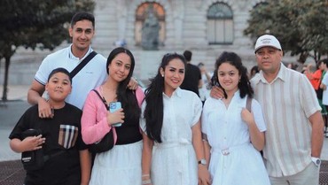 img-title Mengenal 2 Sosok Anak Sambung Kris Dayanti yang Sekolah di Portugal