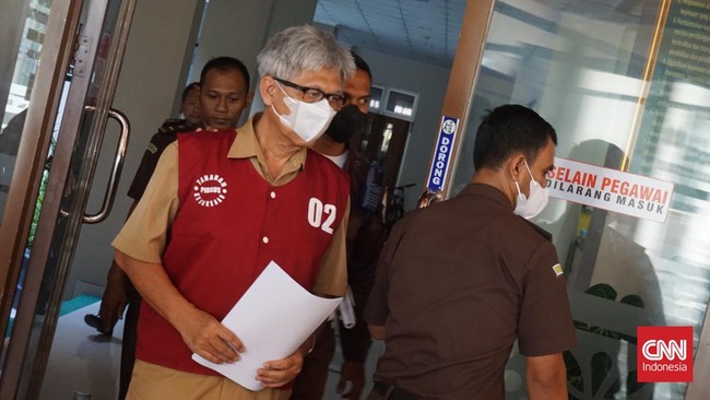 Kadispertaru DIY Krido Suprayitno diduga menerima gratifikasi dua bidang tanah di Sleman senilai Rp4,5 miliar dan uang sekitar Rp211 juta dari Robinson Saalino.