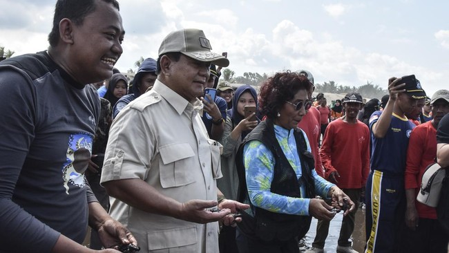 Menhan Prabowo Subianto bertemu mantan Menteri Kelautan dan Perikanan Susi Pudjiastuti. Prabowo menyebut Susi sebagai sosok wanita hebat.