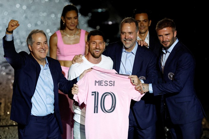 Soccer Football - Inter Miami CF unveil Lionel Messi - DRV PNK Stadium, Fort Lauderdale, Florida, United States - July 16, 2023 New Inter Miami signing Lionel Messi poses with a club shirt with owners Jorge Mas, Jose R. Mas and David Beckham during the unveiling REUTERS/Marco Bello     TPX IMAGES OF THE DAY