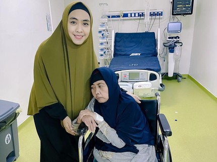 Cerita Oki Setiana Dewi Tetap Bertahan & Yakin Ibunda Sembuh saat Koma di Tanah Suci