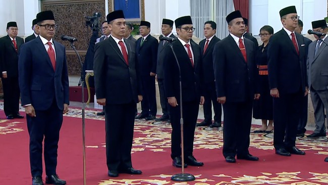 Presiden Joko Widodo melantik sejumlah nama menjadi menteri dan wakil menteri baru Kabinet Indonesia Maju di Istana Negara, Jakarta Pusat, Senin (17/7).