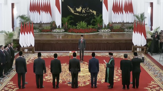 Presiden Jokowi tak menjawab lugas saat ditanya apakah sudah berkomunikasi dengan NasDem soal kursi Menkominfo yang diberikan kepada Budi Arie.