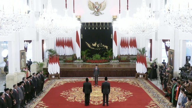 Dewan Pertimbangan Agung terdiri atas seorang Ketua merangkap personil dan beberapa orang personil nan jumlahnya ditetapkan sesuai dengan kebutuhan Presiden.