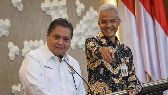 Menko Perekonomian Airlangga Hartarto bertemu dengan Gubernur Jateng Ganjar Pranowo membahas soal investasi Rp258 triliun di proyek Jokowi.
