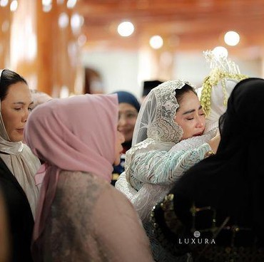 7 Potret Dewi Perssik Banjir Air Mata di Pernikahan Rosa Meldianti