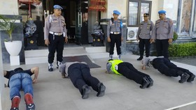 Polisi Dihukum 50 Push Up Gara-gara Ngebir Saat Warga Lapor Pencopetan