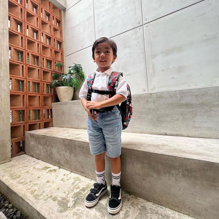 <p>Anak kedua Tantri Kotak, Arkhairan Cadenza Tanarda, sudah mulai masuk sekolah. Ia ditemani oleh sang Kakak, Karanada. "Ada yang pertama kali masuk sekolah, kenapa waktu terasa cepat banget ya. Langsung sedih lihatnya <em>gak</em> punya bayi lagi. Selamat bersenang-senang adik Arka ditemenin Kaka Kara yang masih 1 sekolah ya anak-anak baik," imbuh Tantri. (Foto: Instagram: @tantrisyalindri)</p>