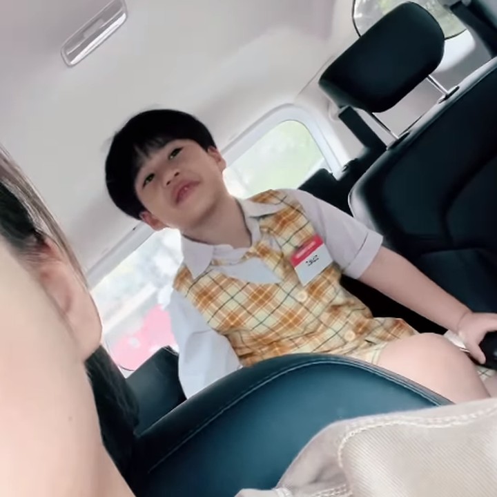 <p>Anak sulung Putri Titian, Iori, mengaku lelah karena berdiri lama saat upacara di hari pertama sekolah dan jarang dibantu oleh sang guru karena harus lebih mandiri. "<em>Review</em> jadi anak SD dari Iori. Hari ini Iori pertama kali masuk SD. Katanya capek harus upacara dan ternyata apa-apa harus sendiri tidak dibantu bu guru kayak dulu di TK," ungkap Putri. (Foto: Instagram: @putrititian)</p>