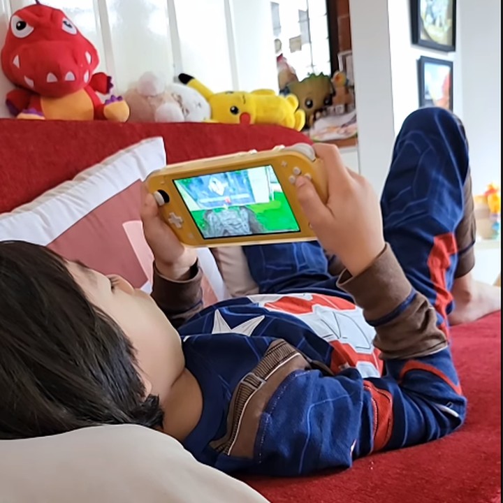 <p>Dian Ayu bercerita sang anak, Btara Langit Anandayu, sudah mulai masuk 1 SD. Namun, kelasnya dibagi menjadi 2 kelompok untuk adaptasi. Langit pun santai dan lanjut bermain <em>game</em>. "Karena masuk kelas 1 di sekolahnya dibagi 2 kelompok untuk adaptasi dulu. Lah dia girang ditunjukin teman yang sudah masuk duluan," kisah Dian.(Foto: Instagram: @dianayulestari)</p>