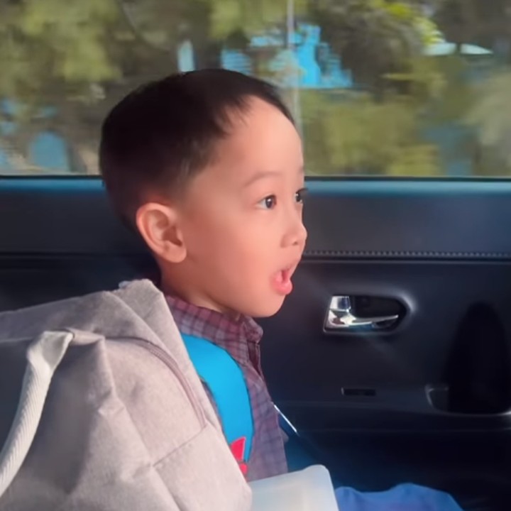 <p>Muhammad Arkandra Malik Riphat anak Poppy Bunga pertama kali masuk sekolah di tanggal yang sama dengan hari ulang tahunnya. Poppy memperlihatkan barang bawaan Arkan yang akan dimasukkan ke dalam loker. "<em>Birthday boy</em>-nya masuk sekolah hari pertama as K2," tulis Poppy Bunga. (Foto: Instagram: @poppybungariphat)</p>