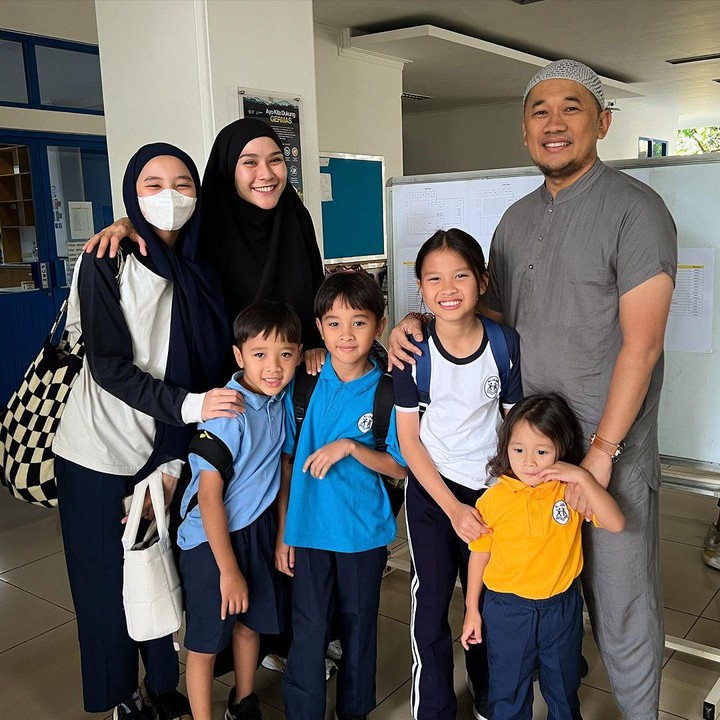 <p>Zaskia Mecca mengantar kelima anaknya sekolah di hari pertama. Meski kooperatif, ia mengaku kelima anaknya memiliki karakter yang berbeda sehingga cara menghadapinya pun berbeda. "Masya Allah hari pertama 5 anak sekolah barengan di tempat yang sama. Kirain bakal riweh pag-pagi, <em>alhamdulillah</em> nakanak baik semua sangat kooperatif," tulisnya.(Foto: Instagram: @zaskiadyamecca)</p>