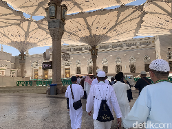 6 Larangan di Masjid Nabawi, Termasuk Dirikan Spanduk Rombongan