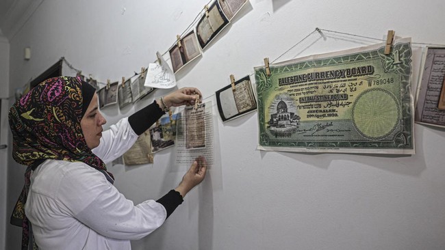 FOTO: Peneliti Perempuan Restorasi Naskah Kuno Palestina