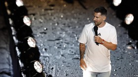Momen Messi Kirim Hadiah Natal Unik kepada Mantan Rival