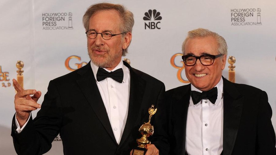 The Cecil B. DeMille award recipient director Steven Spielberg (L) and presenter-director Martin Scorsese pose in the press room at the 66th Annual Golden Globe Awards held at the Beverly Hilton Hotel on January 11, 2009 in Beverly Hills, California. AFP PHOTO/JEWEL SAMAD (Photo by JEWEL SAMAD / AFP)