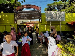 Harapan Lia Sayulia di Hari Pertama Sekolah Anaknya