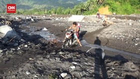 VIDEO: Demi Anak Sekolah, Orang Tua Seberangi Aliran Lahar Semeru