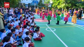 VIDEO: Cara Unik Guru Di Surabaya Sambut Murid Baru Agar Tak Tegang