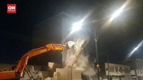 VIDEO: Detik-detik Menara Masjid Irak Berusia 300 Tahun Dirobohkan