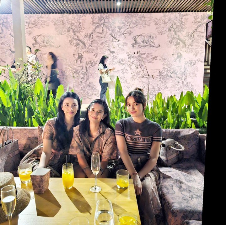 <p>Selanjutnya ada Dian Sastrowardoyo, Bunda. Melalui akun sosial media miliknya, bintang film<em> Kartini</em> ini juga memamerkan potret menghadiri acara bergengsi tersebut. (Foto: Instagram @therealdisastr)<br /><br /><br /></p>