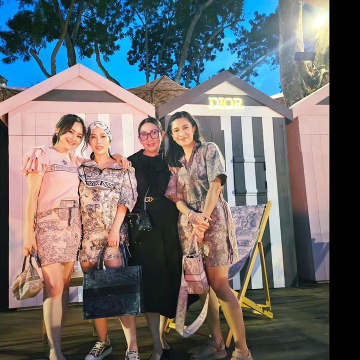 <p>Salah satu potret yang Dian unggah juga menunjukkan kehadiran Mawar Eva de Jongh. Melihat kolom komentar unggahannya, banyak netizen yang memberi pujian pada Dian. "Terlihat cantik dan elegan," kata @rafi*****.  Kehadirian para artis Tanah Air di acara Dior ini memang menunjukkan aura anggun dan berkelas, ya? Bagaimana menurut pendapat Bunda? (Foto: Instagram @marshatimothy)</p>