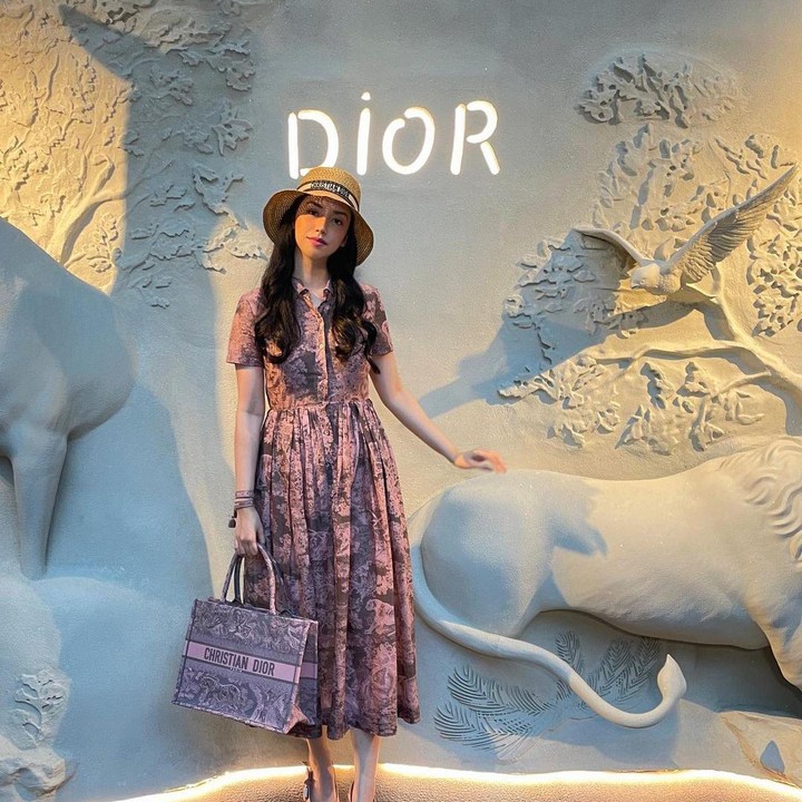 <p>Velove membagikan potret saat hadir ke acara tersebut di akun Instagramnya. Dalam unggahan tersebut, ia mendapat pujian dari netizen, lho. "<em>Beautiful like a real Barbie.</em> Cantik, simple, <em>elegant,</em> gk berlebihan tp terlihat mahal.. sukak bgt dri dulu klo liat kak Velove tuuhhh," kata akun @d_wi****. (Foto: Instagram @vaelovexia)<br /><br /><br /></p>