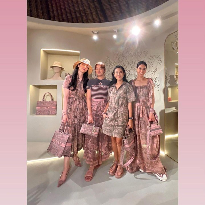 <p>Beberapa aktris Tanah Air terlihat hadir dalam acara Dior yang berlangsung di Paris nih, Bunda. Mulai dari Velove Vexia hingga Dian Sastrowardoyo, semua tampil anggun dan berkelas. (Foto: Instagram @therealdisastr)<br /><br /><br /></p>