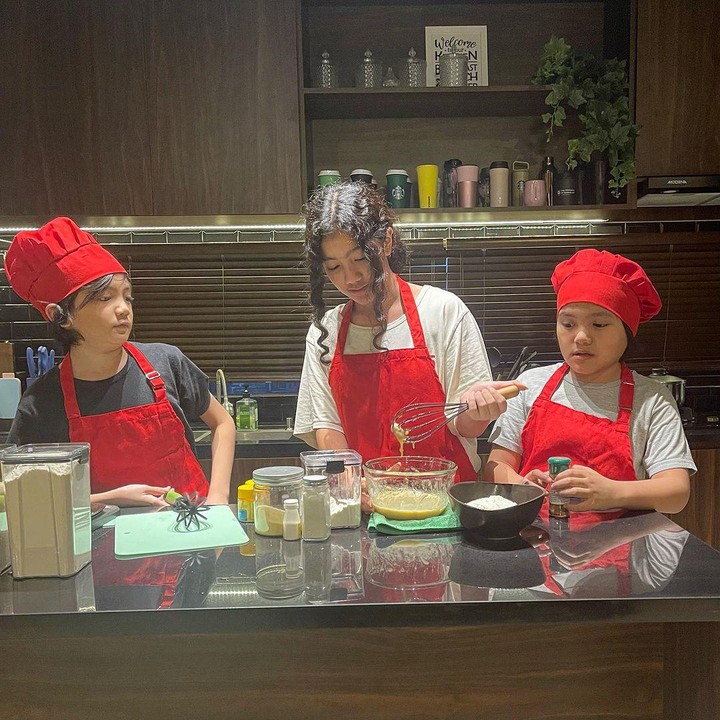 <p>Hubungan hangat keduanya pun mendapat banyak pujian dari netizen. Manis ya, Bunda? (Foto: Instagram @winatalia) <br /><br /><br /></p>